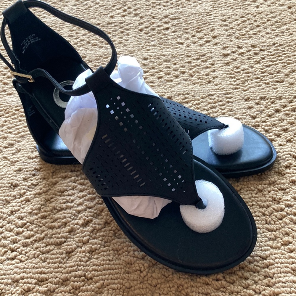!! NEW !!  Never worn. Brand new. Black sandal. Size 5.5 with strap.